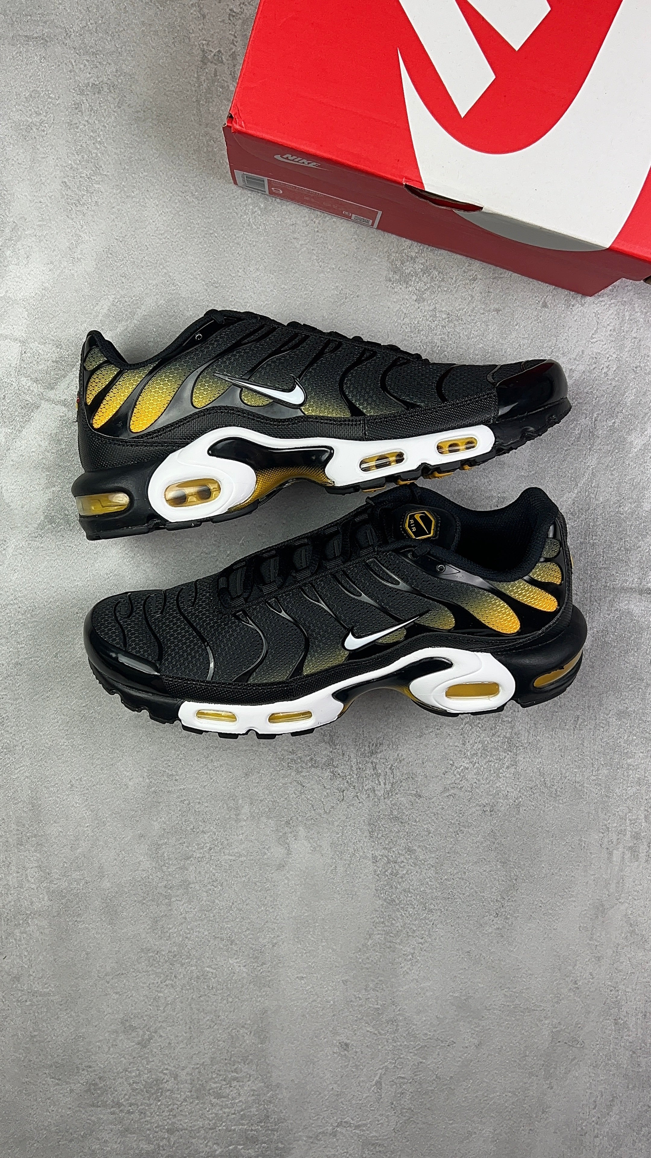 Nike air max plus TN black/university gold