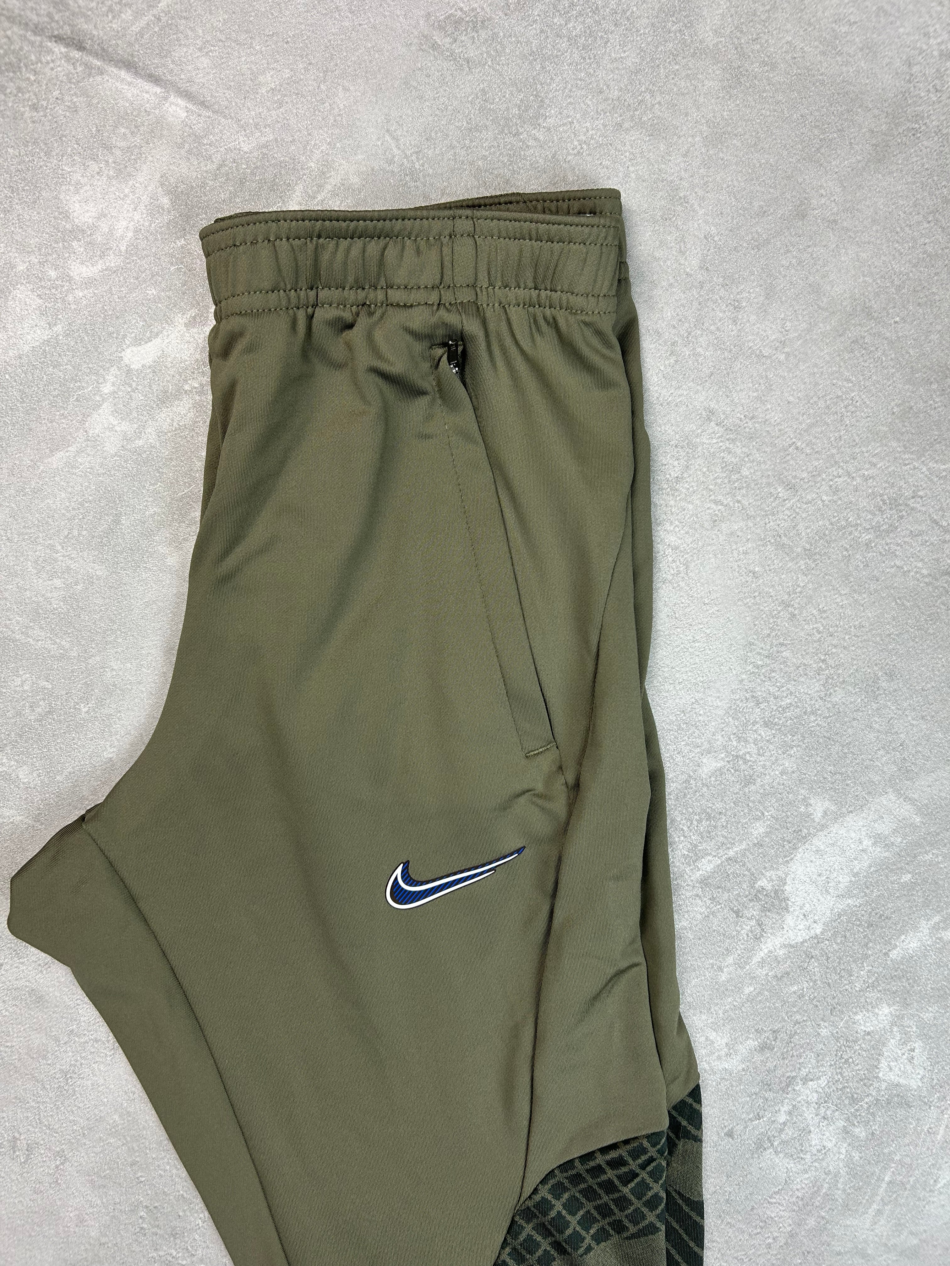 Nike strike trousers green