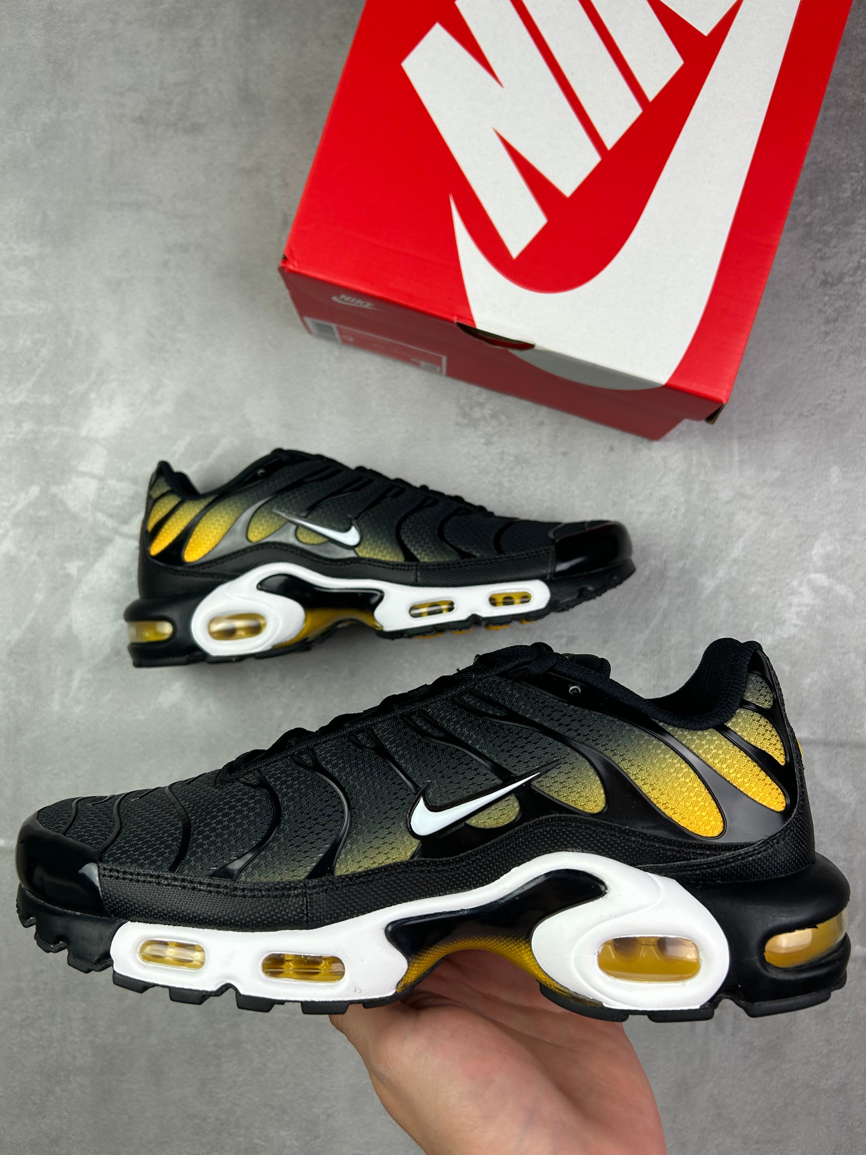 Nike air max plus TN black/university gold