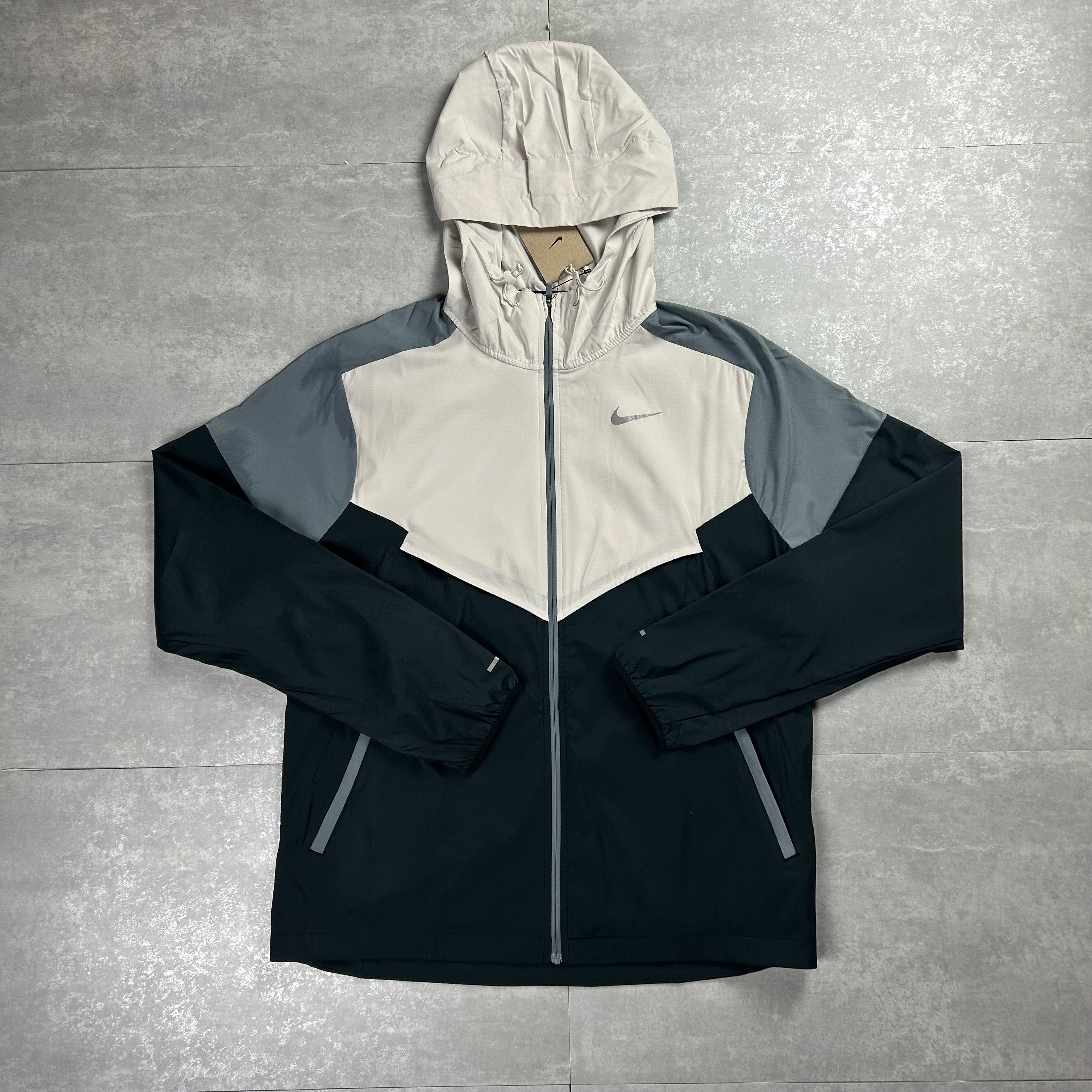Nike Men's repel Impossibly Light Windrunner Light bone