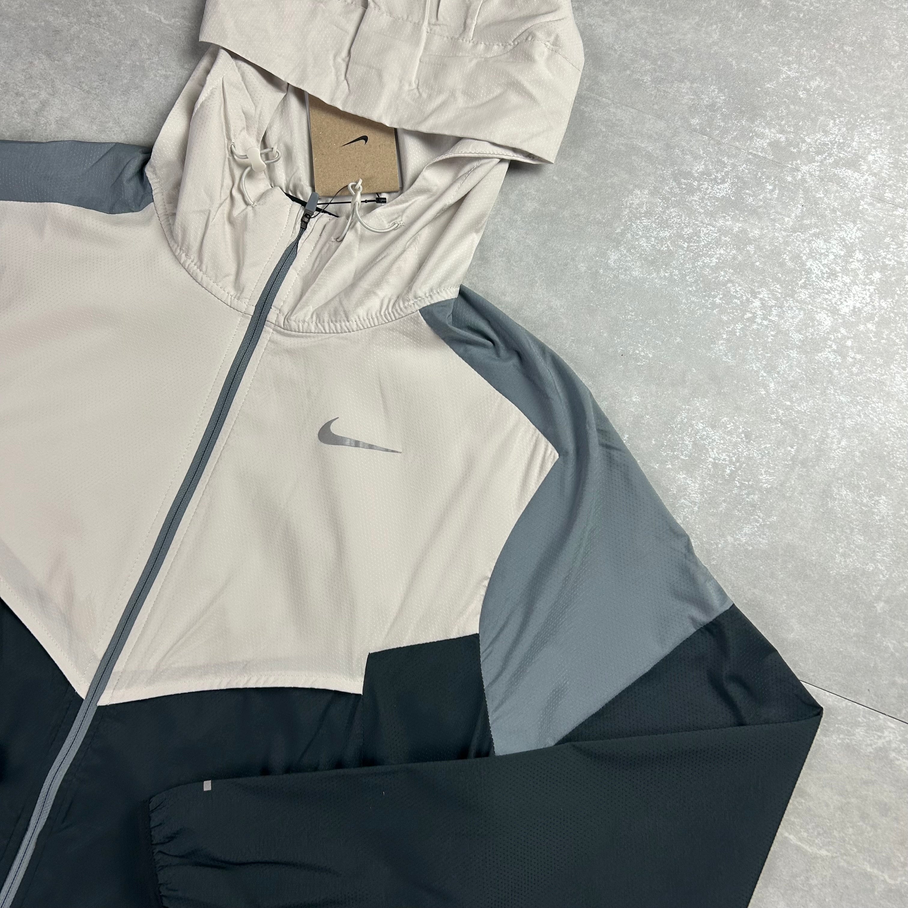 Nike Men's repel Impossibly Light Windrunner Light bone