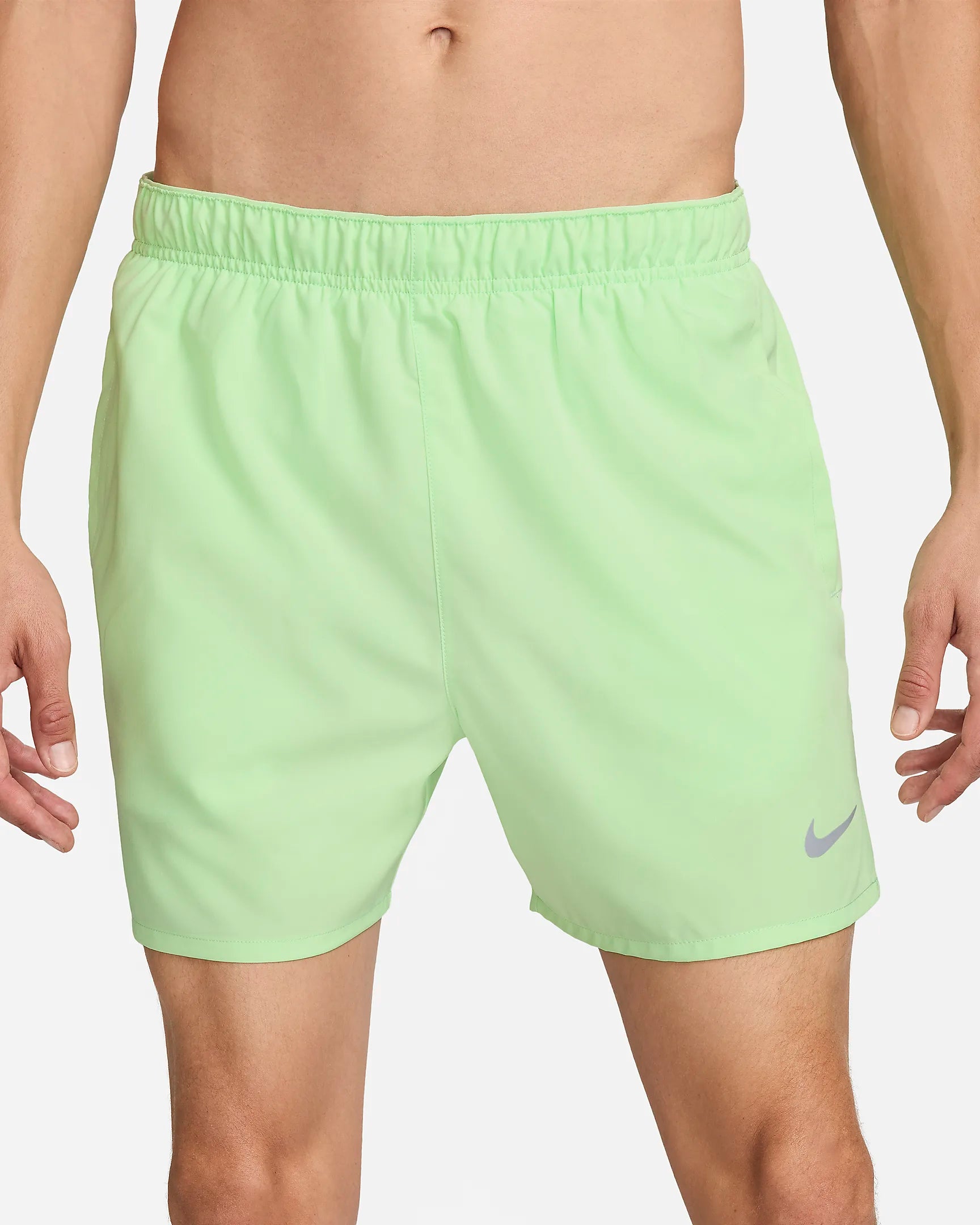 nike challenger short 13cm vapour green