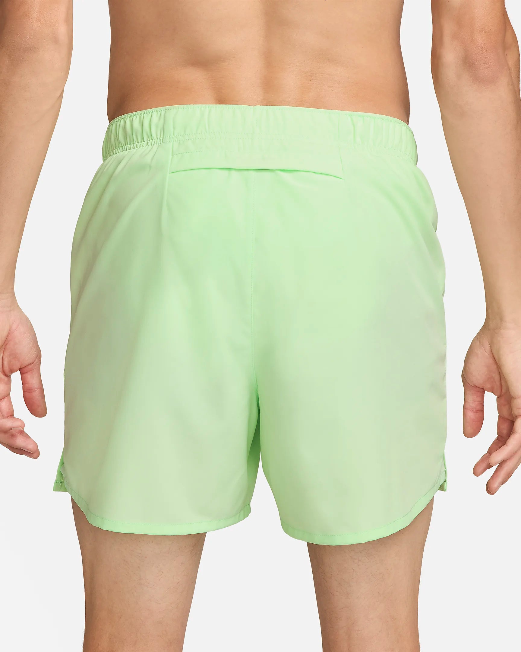 nike challenger short 13cm vapour green