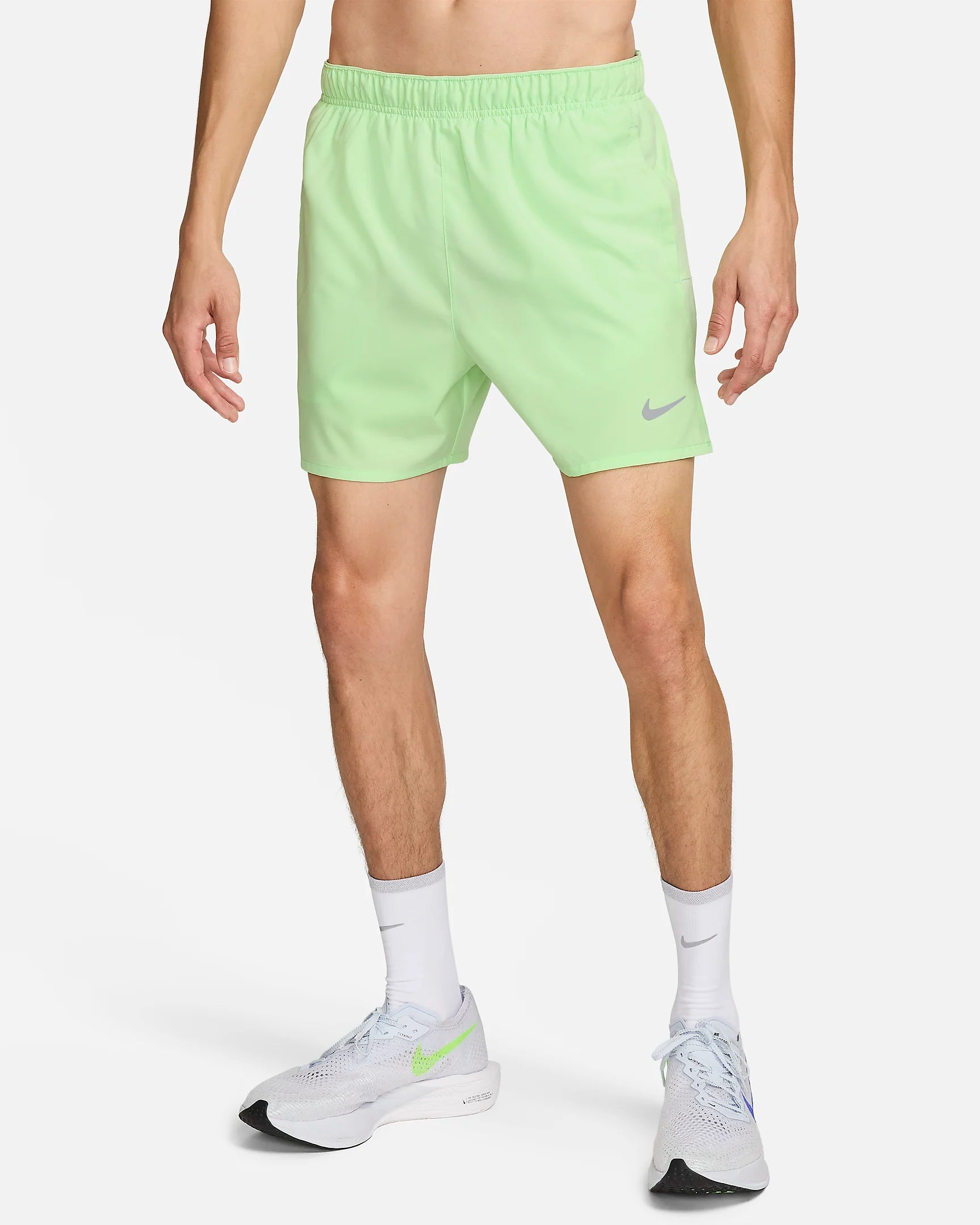 nike challenger short 13cm vapour green